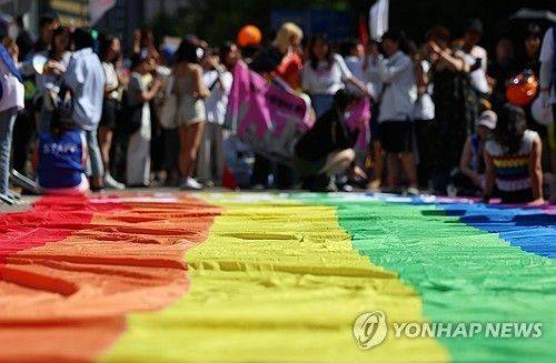 행진 기다리는 서울퀴어퍼레이드 참가자들. 연합뉴스 제공