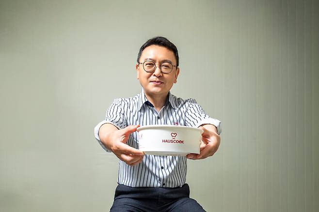 해외 박람회마다 하우스쿡 부스에는 구름 인파가 몰린다. 신영석 대표는 “라면 냄새에 끌리는 건 만국 공통”이라며 “세계 곳곳에서 이어진 인연으로 40국에 제품을 수출한다”고 했다. /양수열 영상미디어 기자