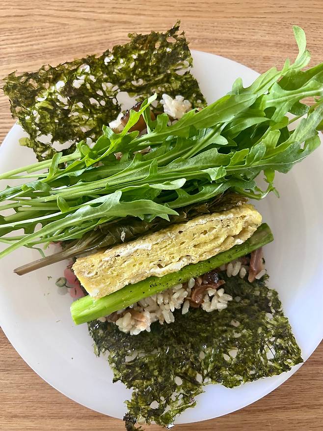 김밥을 조금 더 쉽게 먹기 위해 내가 낸 꾀는 식탁에서 각자 김밥을 싸 먹는 것이었다. /윤혜자 제공