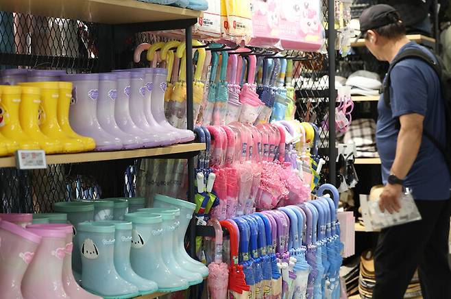 제주를 시작으로 장마가 예고된 지난 12일 서울 시내 한 대형마트에 우산과 장화 같은 장마 용품이 진열돼 있다. 연합뉴스