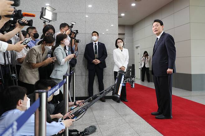 2022년 6월21일 윤석열 당시 대통령이 대통령실로 들어가기 전에 취재진 질의에 답하고 있다. 윤 대통령은 문재인 정권의 ‘북한 어민 강제 북송 의혹’에 대해 검토하고 있다고 답했다. 대통령실사진기자단