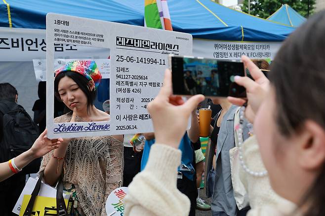 26회 서울퀴어퍼레이드가 14일 서울 중구 남대문로 및 우정국로 (을지로입구역-종각역) 일대에서 진행됐다. 이날 퍼레이드에 참여한 시민이 기념사진을 찍고 있다. 정용일 선임기자 yongil@hani.co.kr