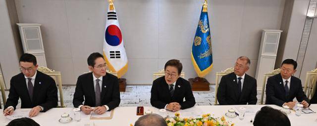 이재명 대통령이 13일 용산 대통령실에서 열린 국내 5대 그룹 회장 및 6개 경제 단체장 간담회에서 발언하고 있다. (왼쪽부터) 구광모 LG그룹 회장, 이재용 삼성전자 회장, 이 대통령, 정의선 현대차그룹 회장, 신동빈 롯데그룹 회장. 왕태석 선임기자