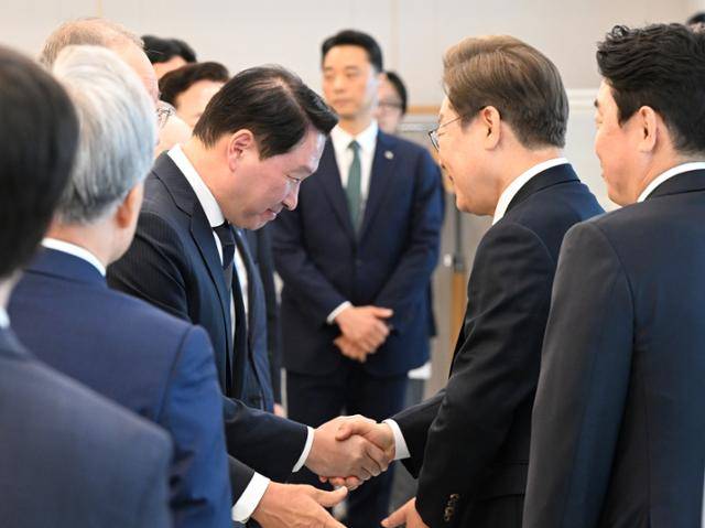 이재명 대통령이 13일 용산 대통령실에서 열린 국내 5대 그룹 회장 및 6개 경제 단체장 간담회에서 최태원 SK그룹 회장 겸 대한상공회의소 회장과 악수하고 있다. 왕태석 선임기자