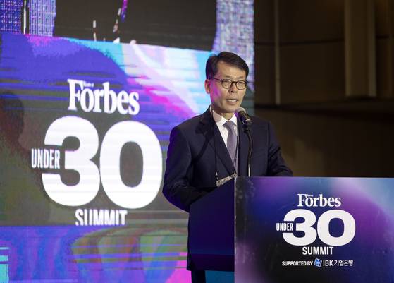이 행사의 후원을 맡은 IBK기업은행 김성태 행장은 기조연설을 통해 한국의 젊은 리더들을 격려했다. 김정훈 기자