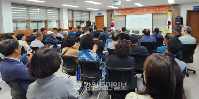 ▲ 강문어촌계 진또배기보존회(회장 임춘봉)와 한국솟대문화연구원(이사장 김숙경)이 공동 주관한 ‘함께 지키는 진또배기’ 문화유산 포럼이 최근 초당동 주민센터에서 성황리 개최됐다.