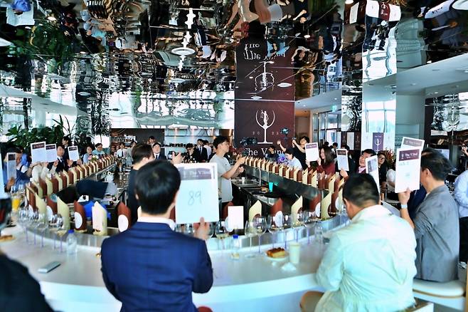 지난 5일 서울 반포동 무드서울에서 열린 '더 블라인드' 블라인드 테스트에서 심사위원들이 점수를 매기고 있다. / 사진=롯데백화점 제공