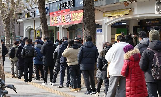 새해 첫날인 1일 서울 노원구의 한 복권판매점 앞에서 시민들이 로또 구매를 위해 줄을 서고 있다. 사진=연합뉴스