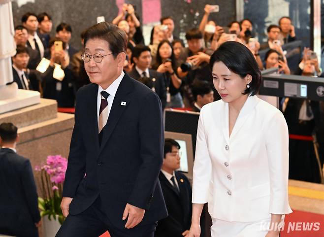 이재명 대통령과 김혜경 여사가 지난 4일 제21대 대통령 취임 선서 행사가 열린 서울 여의도 국회 로텐더홀로 들어서고 있다. 유희태 기자