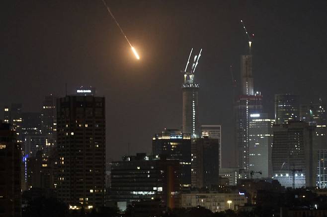 14일 이스라엘 중심도시 텔아비브에 이란이 발사한 미사일이 떨어지고 있다. AP연합뉴스.