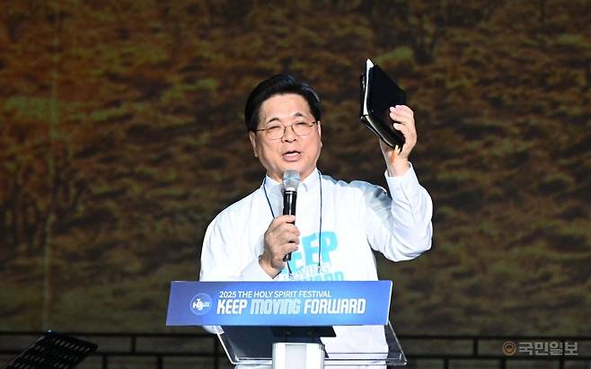 이영훈 여의도순복음교회 목사가 14일 서울 중구 장충체육관에서 열린 ‘2025 더 홀리 스피릿 페스티벌’에서 메시지를 전하고 있다. 여의도순복음교회 제공