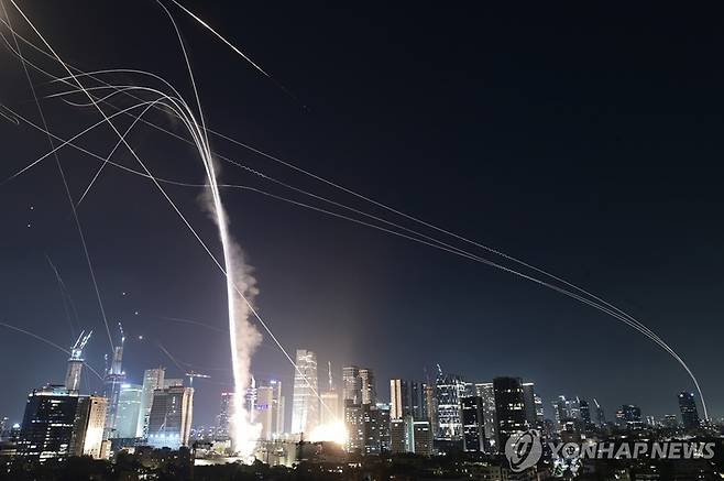 이스라엘 텔아비브 상공에서 가동된 아이언돔 / 사진=연합뉴스