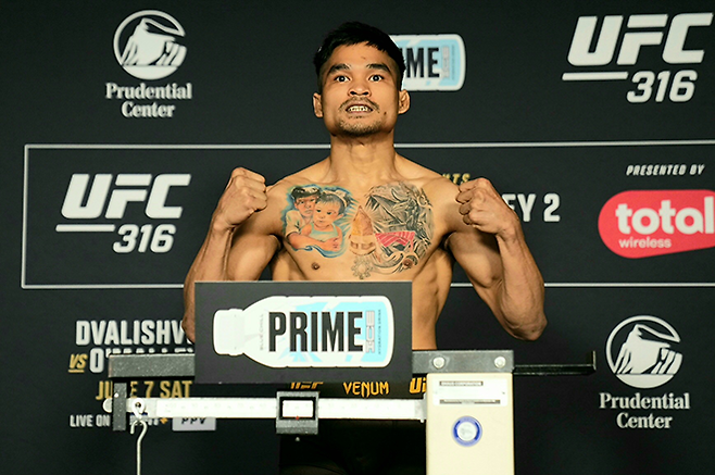 제카 사라기가 2025년 6월 미국 뉴저지주 뉴어크 프루덴셜 센터 UFC 316 제3경기 페더급 계체를 통과하고 있다. 사진=TKO