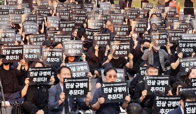 지난 5월 30일 제주도교육청 앞마당에서 열린 제주 모 중학교 교사 추모 문화제에서 참가자들이 ‘진상규명이 추모다’란 피켓을 들어 올리며 구호를 외치고 있다. 연합뉴스