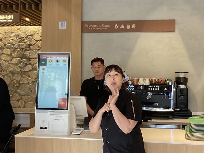 홍신애 셰프가 레스토랑에 대해 설명하고 있다. 손인규 기자