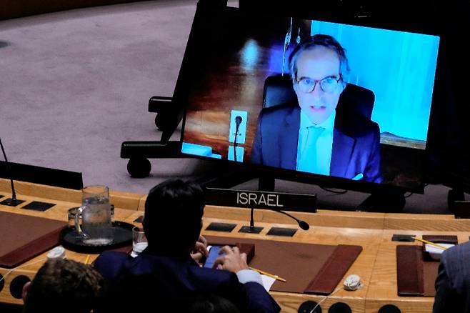 유엔 안전보장이사회에 화상 보고하는 그로시 IAEA 사무총장. 연합뉴스