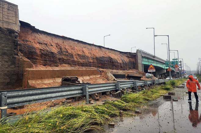 14일 오전 5시쯤 전북 고창군 해리면 해리교차로 인근 도로의 옹벽 사면이 집중 호우로 인해 무너져내려 도로를 가로 막고 있다. 전북도소방본부 제공