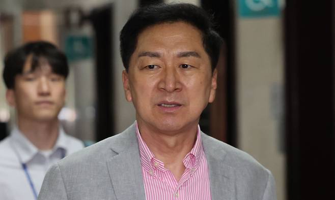 국민의힘 김기현 의원이 지난 9일 서울 여의도 국회 원내대표실에서 4선 의원 이상 회의에 참석하고 있다. 뉴시스