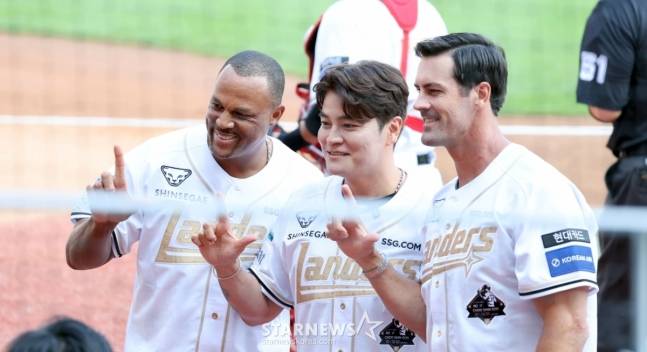 14일 경기를 앞두고 사진 촬영을 하는 벨트레(왼쪽부터), 추신수, 해멀스. /사진=강영조 선임기자