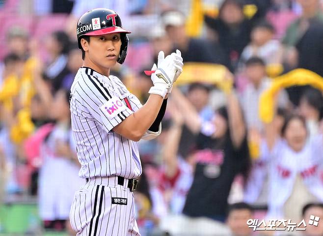 27일 오후 서울 송파구 잠실야구장에서 열린 '2025 신한 SOL Bank KBO리그' 한화 이글스와 LG 트윈스의 경기, 1회말 2사 1,2루 LG 구본혁이 1타점 적시타를 날리고 있다. 엑스포츠뉴스DB