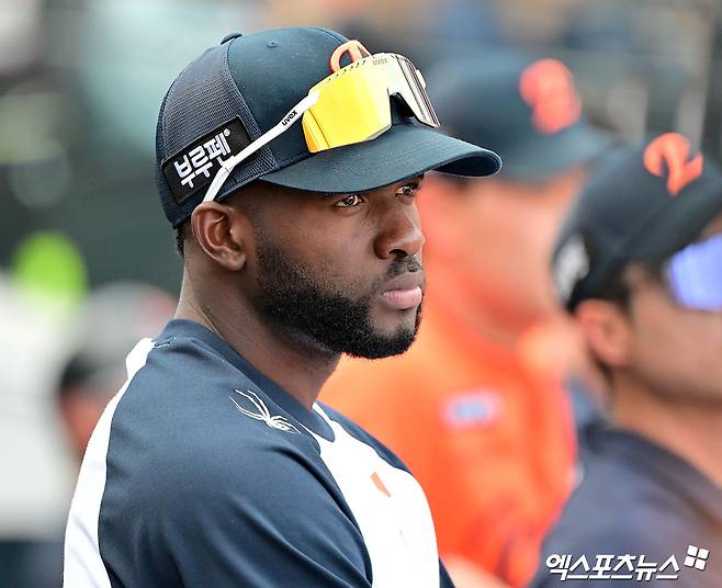 한화 이글스가 손등을 다친 외국인 타자 에스테반 플로리얼의 '6주 대체 외국인 선수' 영입 절차를 밟는다. 한화는 14일 '플로리얼은 13일 1군 엔트리 말소와 함께 외국인 재활선수로 등록됐다. 구단은 대체 외국인 선수 영입을 진행 중에 있다'라고 공식 발표했다. 대전, 김한준 기자