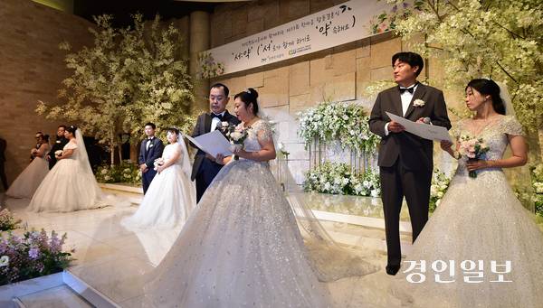 사회복지법인 백암재단이 주최한 한마음 합동결혼식이 열린 지난 13일 오후 인천시 미추홀구 CN천년부페웨딩홀 주안점에서 신랑 신부가 부부서약서를 낭독하고 있다. 2025.6.13 /조재현기자 jhc@kyeongin.com