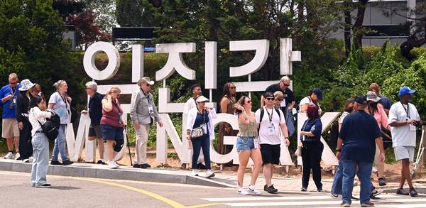 최근 남북이 잇따라 확성기 방송을 중지하는 등 요원했던 남북 관계가 회복될 기미를 보이자 경기북부 지역의 안보 관광이 다시 활기를 되찾을 전망이다. 15일 오전 파주시 임진각평화누리공원에서 안보 관광을 하러 온 수많은 외국인 관광객들이 이동하고 있다. 2025.6.15 /최은성기자 ces7198@kyeongin.com