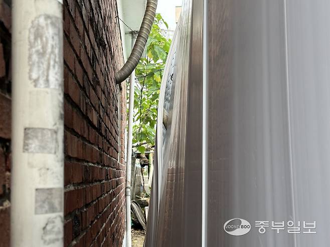 인천 미추홀구 학익소로 63번길에 위치한 공용화장실의 맞은편 휀스 일부가 부서져 있다. 사진=장수빈기자