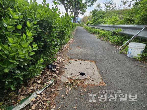 울산 북구는 잦은 파손으로 보행자 안전에 위협이 될 수 있는 조화 맨홀뚜껑을 주철 맨홀뚜껑으로 교체해 안전사고 발생에 대응하고 있다고 15일 밝혔다. 사진은 교체전 맨홀뚜껑 모습. 울산 북구청 제공
