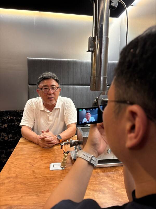 신휘호 아이오이평화기념비를지키는모임 회장이 경남도민일보와 인터뷰하고 있다. /서동진 기자