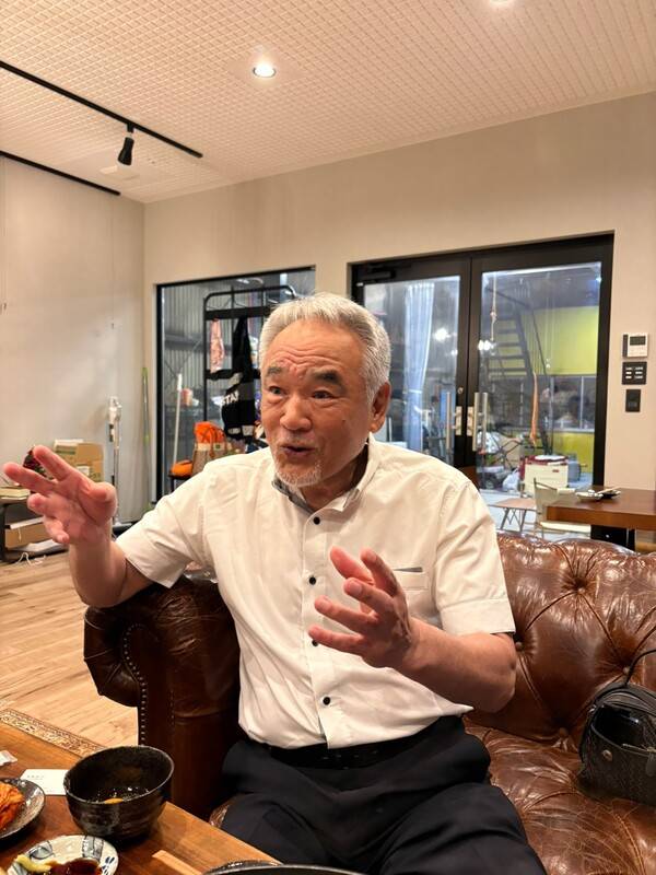 송점룡 아이오이평화기념비를지키는모임 부회장이 경남도민일보와 인터뷰하고 있다. /서동진 기자