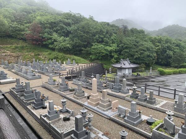 일본 효고현 아이오이시 동부묘원 주차장 한편에 있는 한국·조선인 무연고자 위령비인 '한국조선인무연불지비'. /이동욱 기자