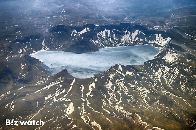 13일 연변공항에서 인천공항으로 가는 항공편 상공에서 바라본 백두산의 모습./사진=이명근 기자 qwe123@