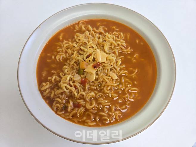 하림 더미식 매움주의 장인라면의 모습. 하림 라면 중에서 맵기와 가격이 제일 비싼 제품이다. 한 봉지 기준 가격이 2900원에 이른다. (사진=한전진 기자)