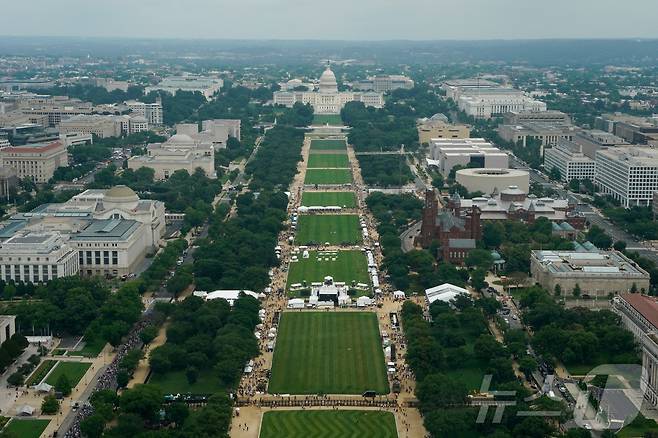 14일(현지시간) 미 육군 창설 250주년을 기념하는 군사 퍼레이드가 열릴 예정인 워싱턴DC 시내를 '워싱턴 모뉴먼트' 정상에서 바라본 모습. 2025.06.14 ⓒ 로이터=뉴스1 ⓒ News1 류정민 특파원