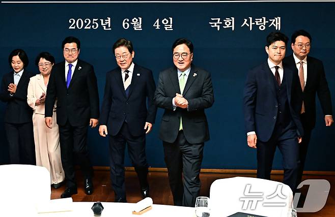 1년 앞으로 다가온 6·3 지방선거 대구시장 선거 구도에 관심이 쏠리고 있다. 사진은 지난 4일 우원식 국회의장이 마련한 대통령 취임 기념 오찬. 왼쪽부터 김재연 진보당 대표, 김선민 조국혁신당 대표 권한대행, 박찬대 민주당 대표 직무대행, 이 대통령, 우 의장, 김용태 국민의힘 비대위원장, 천하람 개혁신당 대표 권한대행. 2025.6.4/뉴스1 ⓒ News1 국회사진기자단