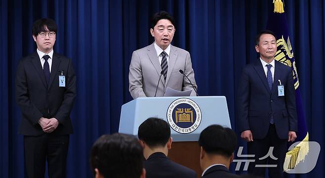 강훈식 대통령 비서실장이 15일 서울 용산구 대통령실 청사에서 인선 관련 브리핑을 하고 있다. 왼쪽부터 하정우 AI 미래기획수석, 강 비서실장, 김현종 국가안보실 1차장. 2025.6.15/뉴스1 ⓒ News1 박지혜 기자