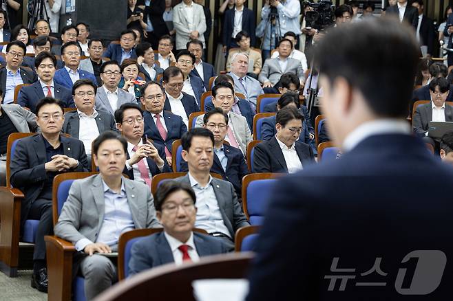 국민의힘 의원들이 9일 오후 서울 여의도 국회에서 열린 의원총회에서 김용태 비상대책위원장의 발언을 듣고 있다. 2025.6.9/뉴스1 ⓒ News1 이재명 기자