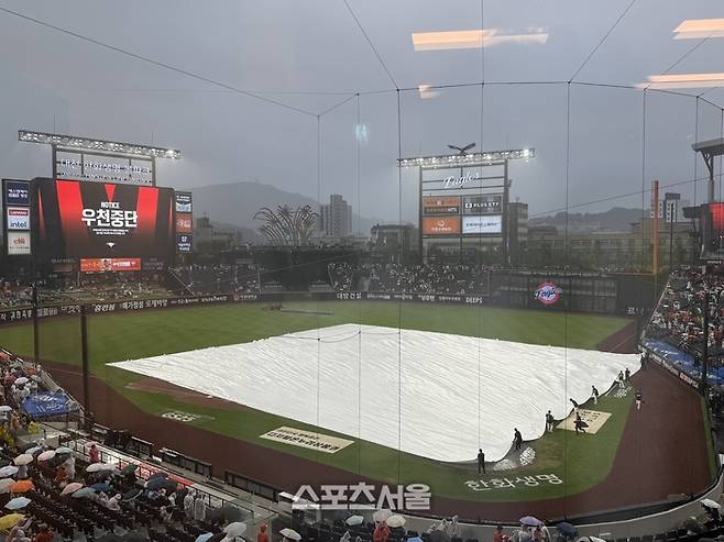 15일 대전 LG-한화전 5회말 도중 비가 내려 경기가 중단됐다. 대전 | 박연준 기자 duswns0628@sportsseoul.com