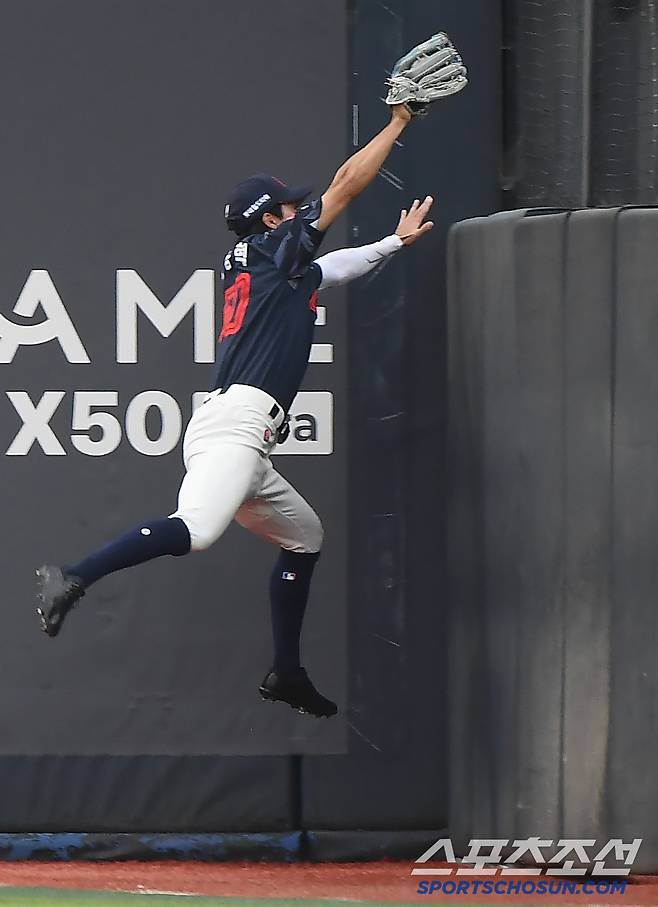 12일 수원 KT위즈파크에서 열린 롯데-KT전. 1회말 1사 1루 허경민의 파울타구를 우익수 김동혁이 점프해 잡아내고 있다. 수원=정재근 기자 cjg@sportschosun.com/2025.6.12/