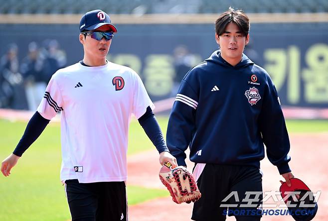 3일 잠실야구장에서 열린 키움과 두산의 경기, 두산 조수행과 이병헌이 이야기를 나누고 있다. 잠실=허상욱 기자 wook@sportschosun.com/2025.04.03/