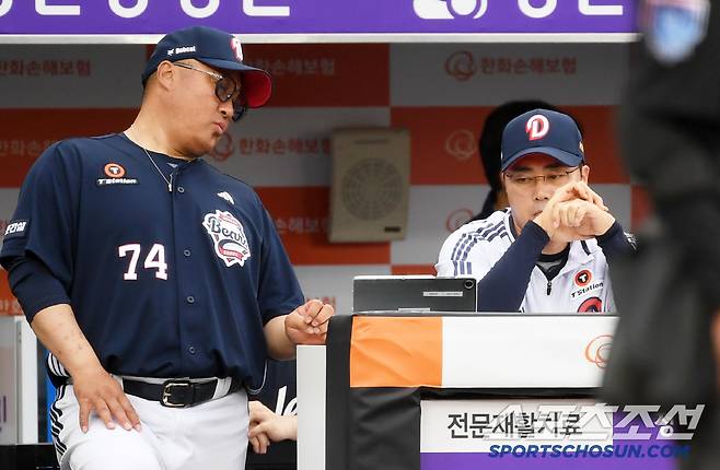 10일 대전 한화생명볼파크에서 열린 한화 이글스와 두산 베어스의 경기. 두산 조인성 코치와 조성환 감독대행이 경기를 지켜보고 있다. 대전=박재만 기자 pjm@sportschosun.com/2025.06.10/