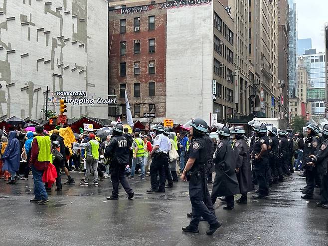 시위대의 가장 끝에 가보니 뉴욕 경찰이 따라오고 있었다. 그 앞에는 행사 주최 측이 형광색 조끼를 입고 시위대와 경찰 사이에 섰다. 아무런 충돌이 없었다./윤주헌 특파원