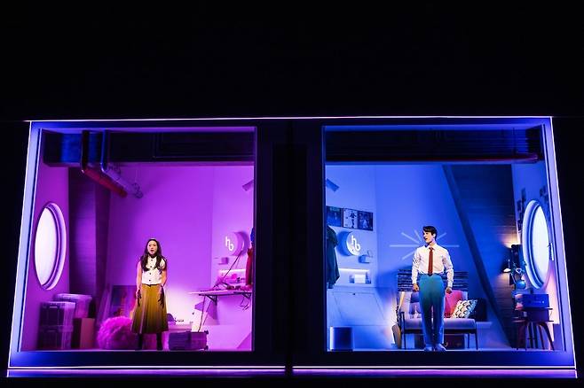 뉴욕 브로드웨이 벨라스코 극장에서 미국 버전 '어쩌면 해피엔딩'을 공연 중인 '클레어' 역의 헬렌 J 셴(왼쪽)과 토니상 남우주연상 수상자인 '올리버' 역의 대런 크리스. 토니상 무대 디자인상을 받은 무대는 가까운 미래의 서울이라는 이 작품의 배경을 할리우드 SF 영화처럼 세련되게 형상화했다. /사진가 매슈 머피