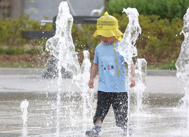 지난 10일 대구 낮 최고기온이 33.6도까지 오른 가운데 서구 평오근린공원 바닥분수에서 아이가 더위를 식히고 있다. /연합뉴스
