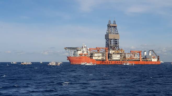 작년 12월 20일 경북 포항 앞 바다에 동해심해가스 석유전 개발사업인 '대왕고래' 시추선 '웨스트 카펠라호'가 떠 있다. /뉴스1