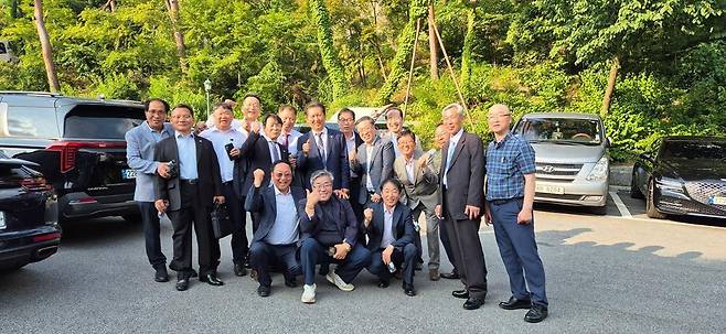 정청래 더불어민주당 의원은 14일 페이스북에 “이재명 소년공이 다녔던 오리엔트 시계 공장 친구들을 결혼식장 밖에서 만났다”고 전했다. 정청래 의원 페이스북 사진