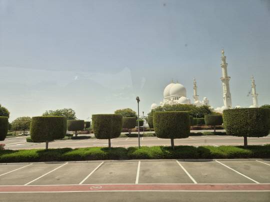 아랍에미리트 수도 아부다비에 위치한 '셰이크 자이드 모스크'. 모스크 주변으로 반듯하게 다듬은 조경수가 눈에 띈다. 사진=강승구 기자