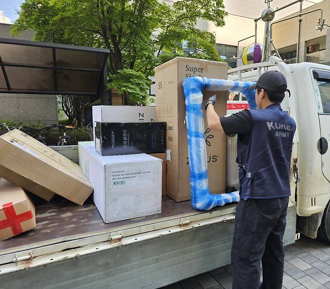 지난 11일 오전 경기 고양의 아파트 단지에서 택배기사 김민호씨(가명)가 배송할 물건을 내리고 있다. 사진=박성현 기자