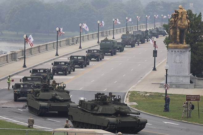 도널드 트럼프 미국 대통령의 79번째 생일이자 미 육군 창설 250주년 기념 열병식이 열린 14일(현지시각) 워싱턴 디시(D.C.) 열병식 행사장에서 탱크과 군용 차량들이 행진하고 있다. 워싱턴/UPI 연합뉴스